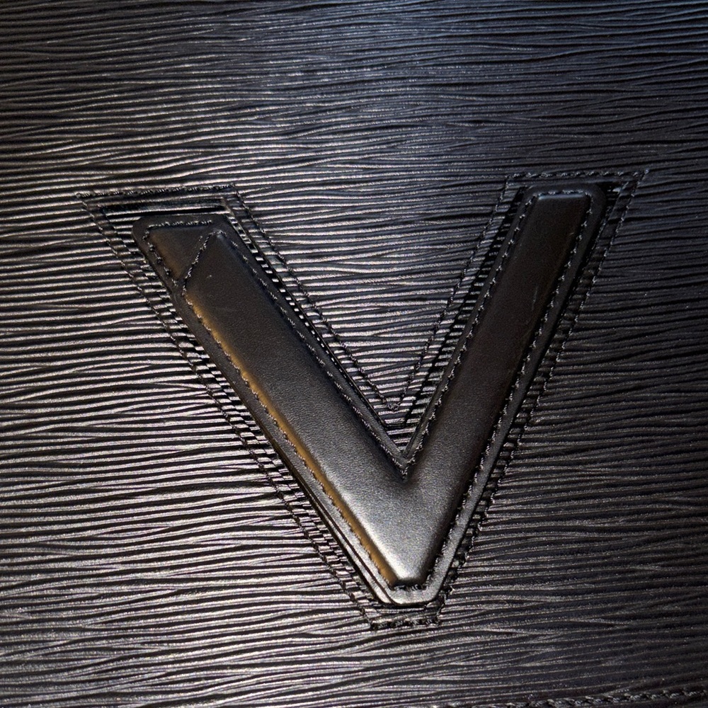 Louis Vuitton Black Epi Leather Twist Lock Clutch - Picture 4 of 10